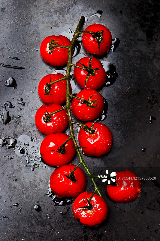 烤盘上的烤樱桃番茄图片素材