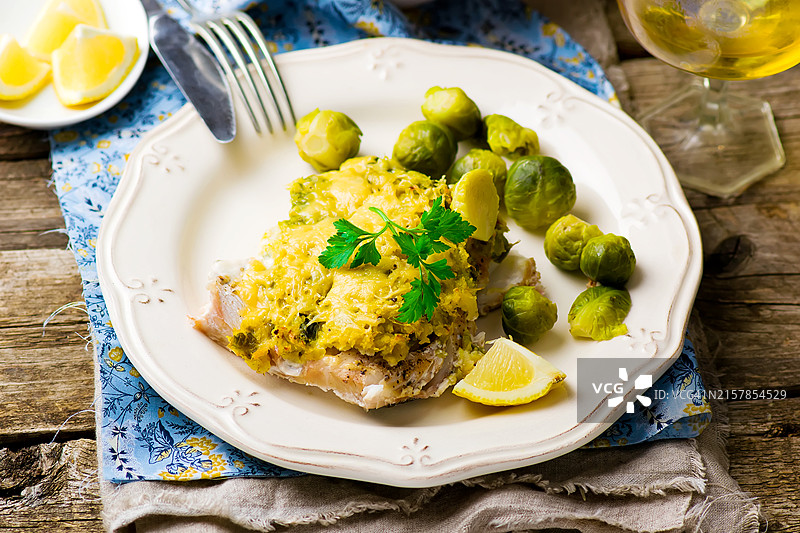 烤鱼片配球芽甘蓝图片素材