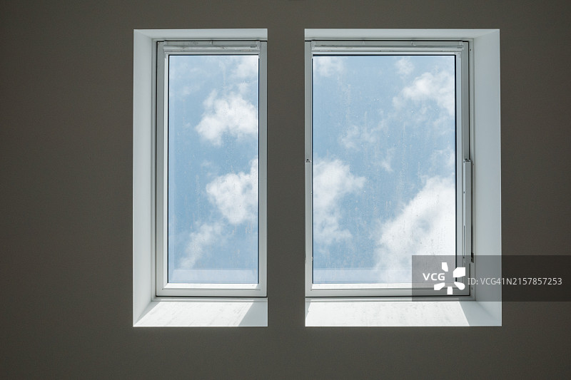 阁楼上关闭的白色倾斜窗户天窗图片素材