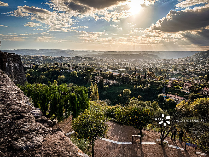 从圣保罗德旺斯老城墙上俯瞰富饶森林，普罗旺斯-阿尔卑斯-蓝色海岸，法国图片素材