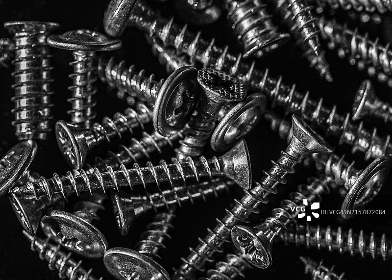 黑色背景上的金属螺丝图片素材