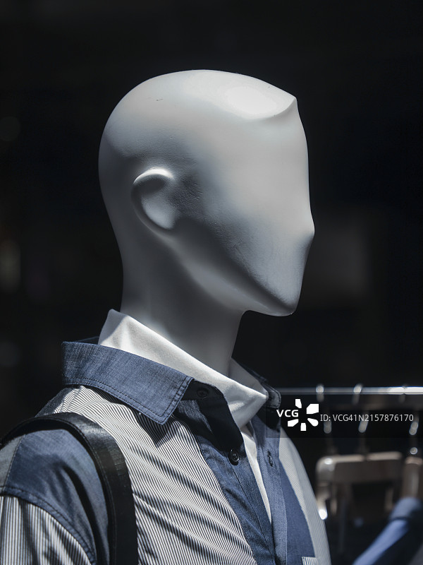 身穿牛仔衬衫的现代人体模型图片素材