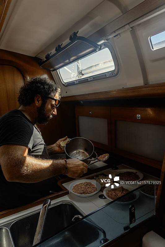 水手在船上的厨房做饭图片素材