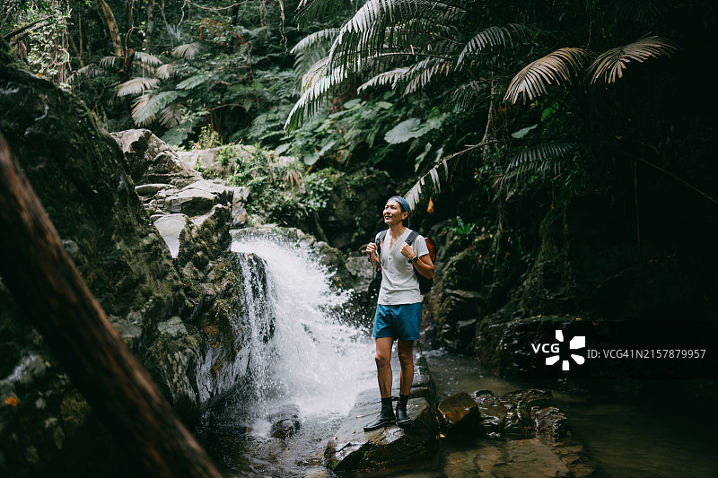 冲绳岛丛林瀑布徒步（日本）图片素材