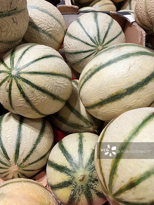 市场上成熟的甜瓜，竖版图片素材