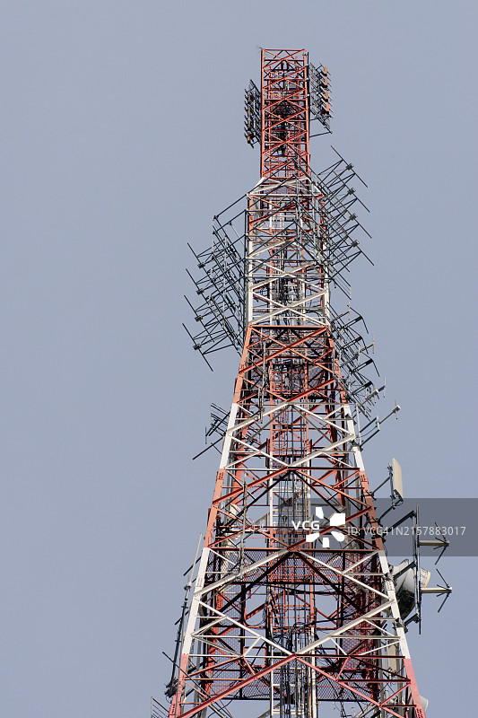 仰视：通信塔，背景是天空图片素材