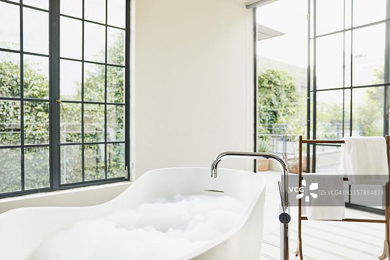 豪华精品酒店套房内，浴缸里充满了泡泡（中景）图片素材