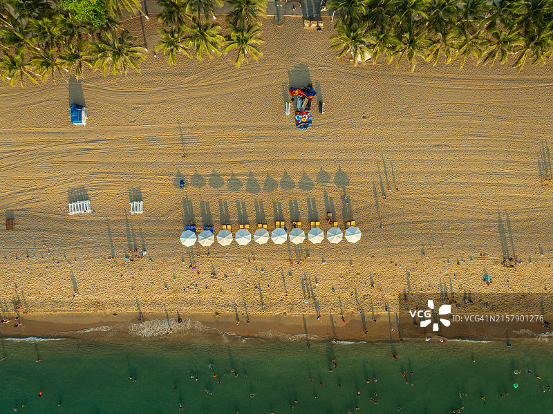 日出时的芽庄海滩图片素材