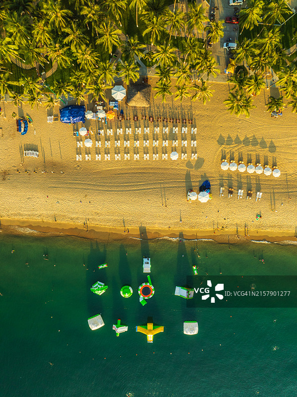 芽庄海滩上的漂浮轮胎图片素材