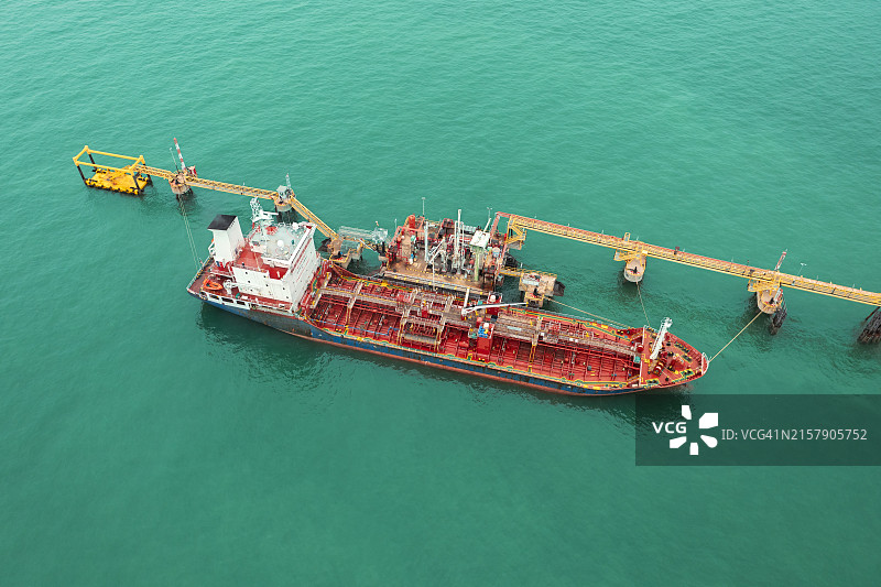油轮在码头装卸石油作业鸟瞰图图片素材