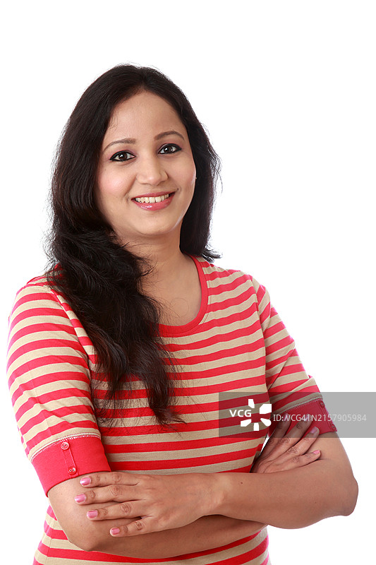 白色背景下交叉双臂的年轻女人图片素材