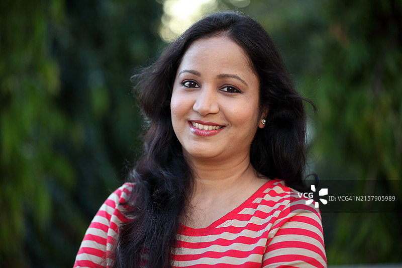 户外快乐的年轻印度女人图片素材