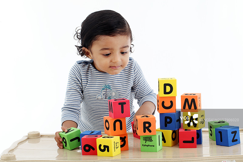 玩字母积木的聪明小孩图片素材