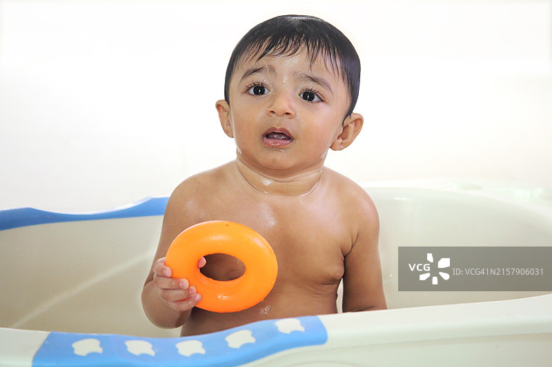可爱的孩子在浴缸里洗澡图片素材