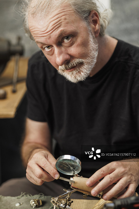 珠宝匠人手工制作戒指图片素材