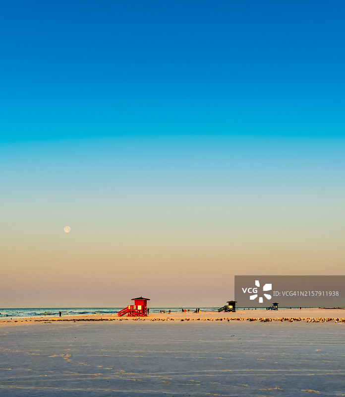 日出时分的热带沙滩和救生员小屋图片素材