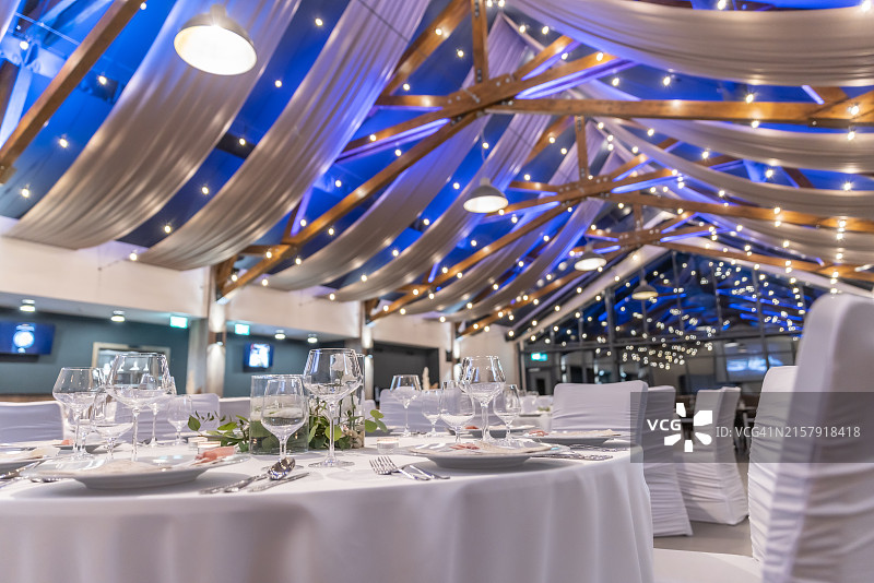 为婚礼招待会准备的现代活动大厅内景图片素材