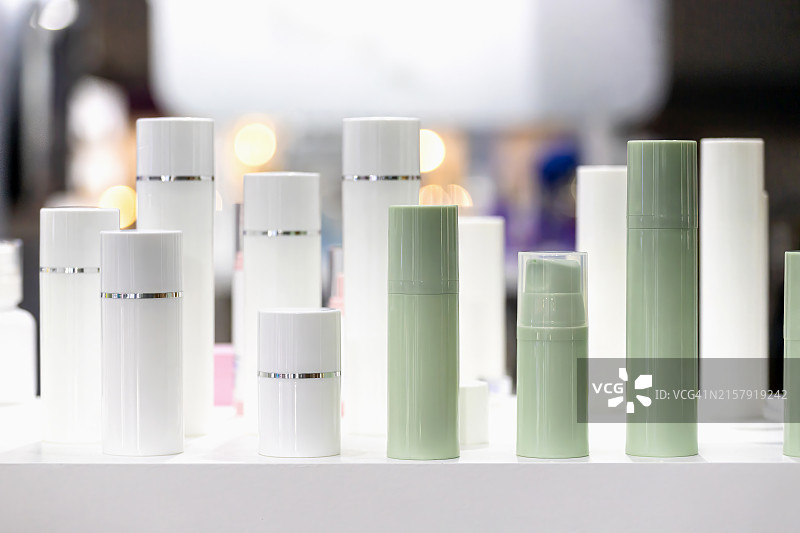 货架上的产品和化妆品瓶子图片素材