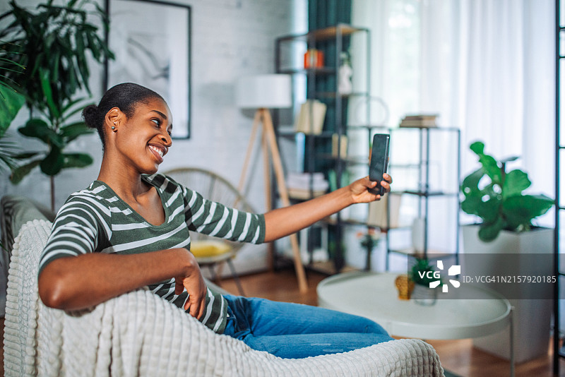 自拍的年轻黑人女子图片素材