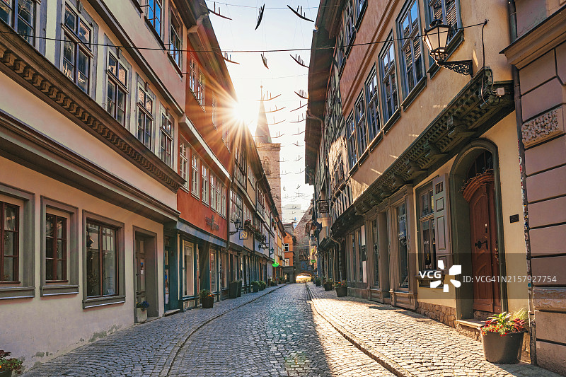 埃尔福特历史悠久的克莱默布尔克的鹅卵石小巷图片素材