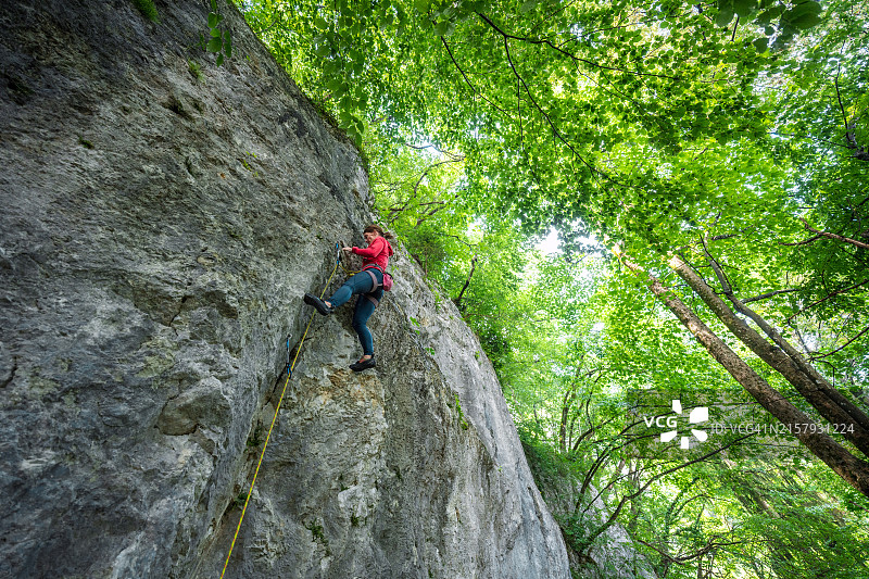 白人女子挑战攀岩图片素材