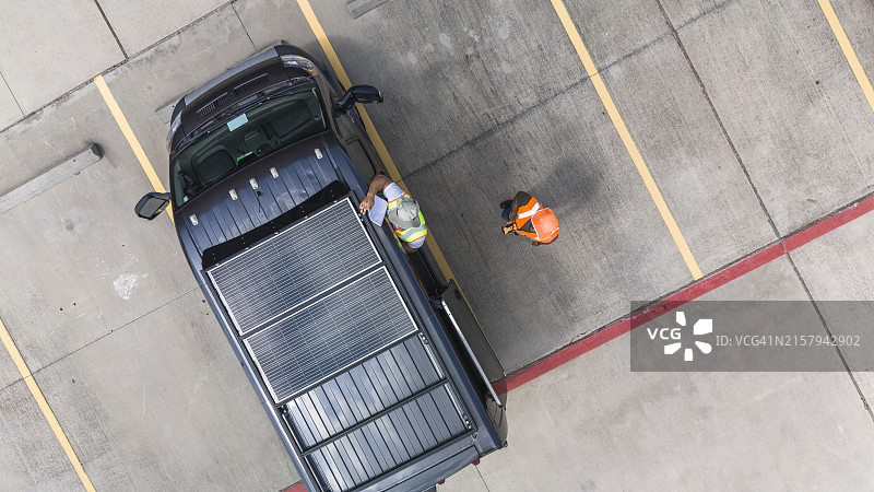 车辆工程师检测车顶太阳能技术图片素材