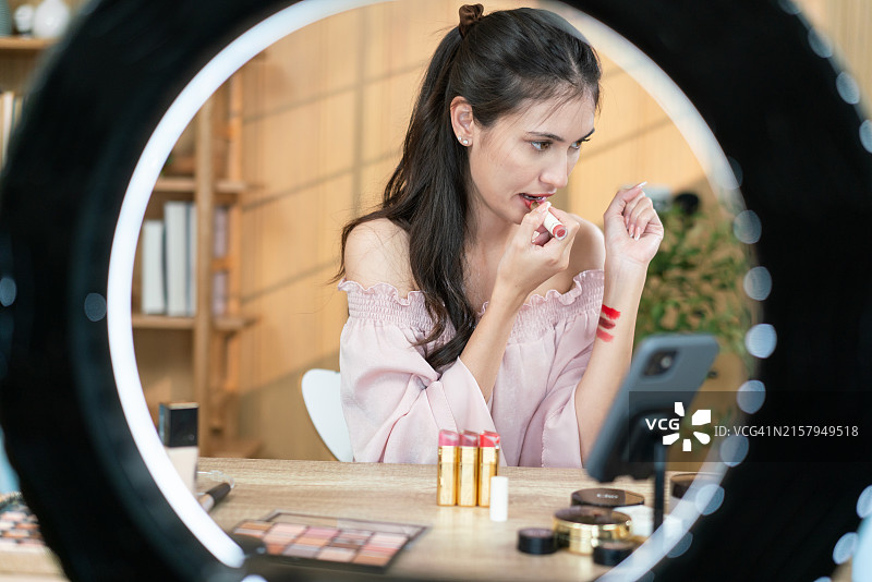 女士在环形灯前化妆图片素材