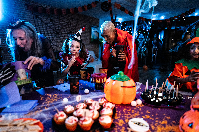 朋友们在万圣节派对上聚餐图片素材