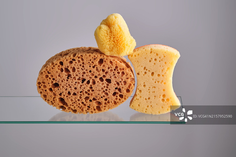 浴室架子上不同形状的天然海绵图片素材