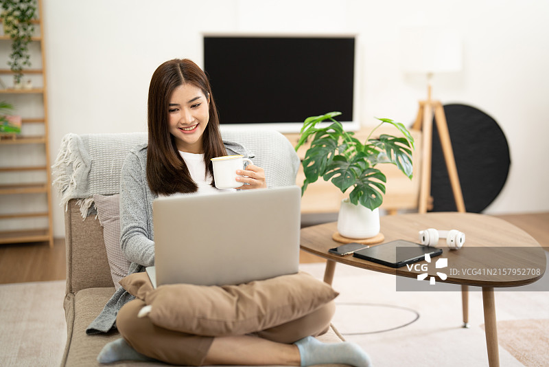 年轻女人用笔记本电脑浏览社交媒体图片素材