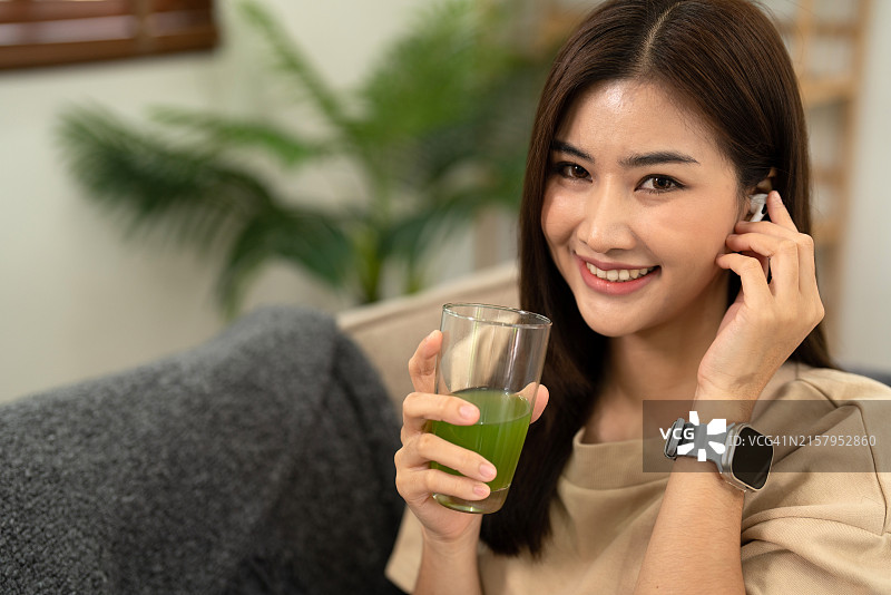 年轻健康女性使用智能手表连接健康和卡路里追踪器图片素材