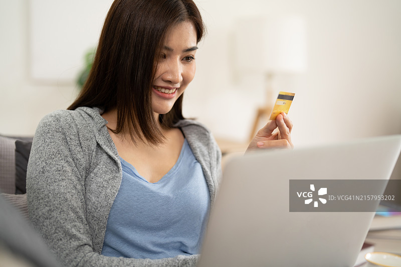 年轻女人在线购物并进行信用卡支付授权和验证资金图片素材