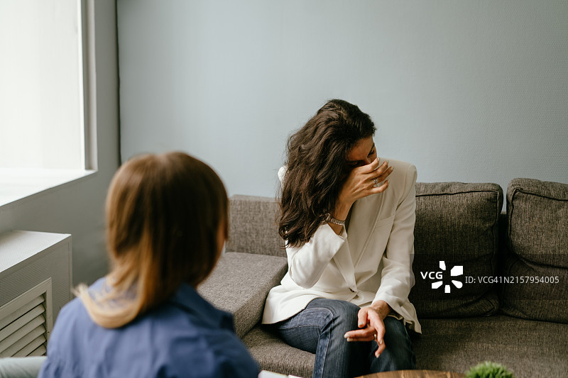 坐在扶手椅上聊天的两个女人图片素材