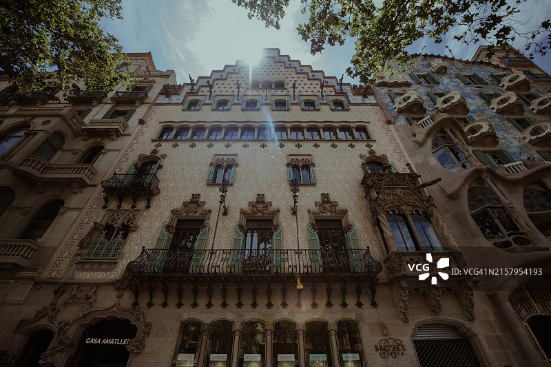 巴塞罗那格拉西亚大道上的传统建筑立面图片素材