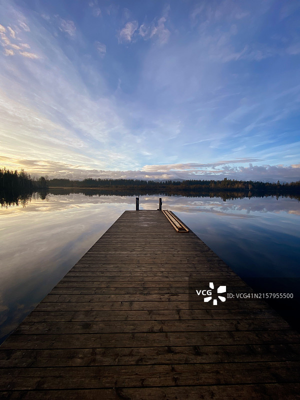 日出时分的湖上码头 | 德国巴伐利亚图片素材