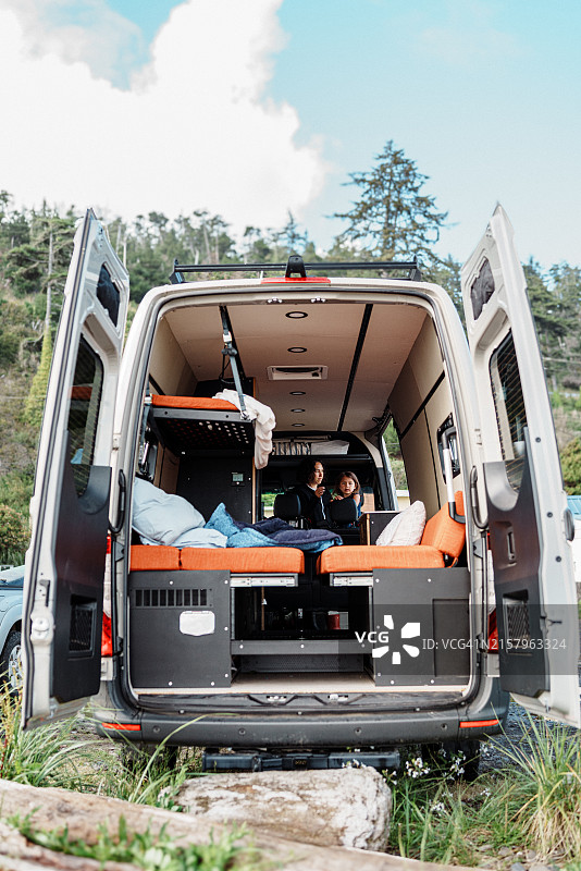 停在俄勒冈州蒂拉穆克海滩附近的凌乱露营车图片素材