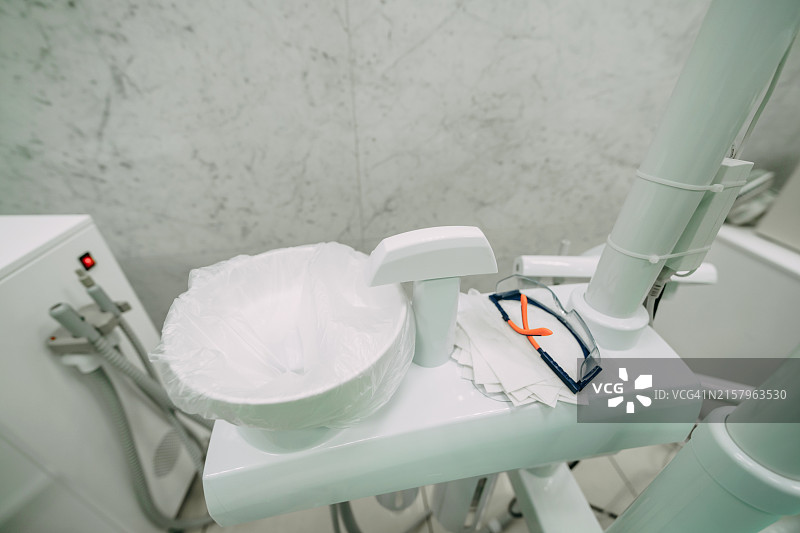 牙医诊所的痰盂碗特写图片素材