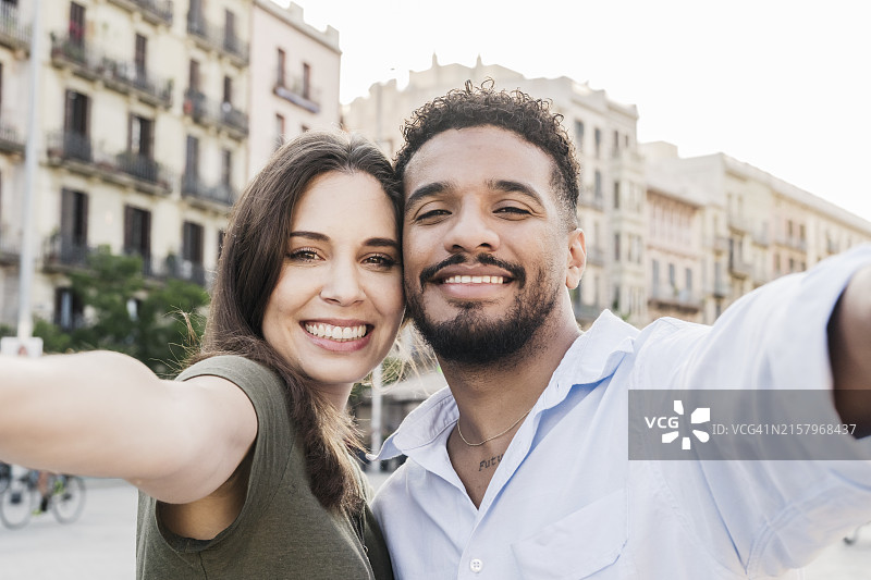 在城市自拍的多民族情侣图片素材