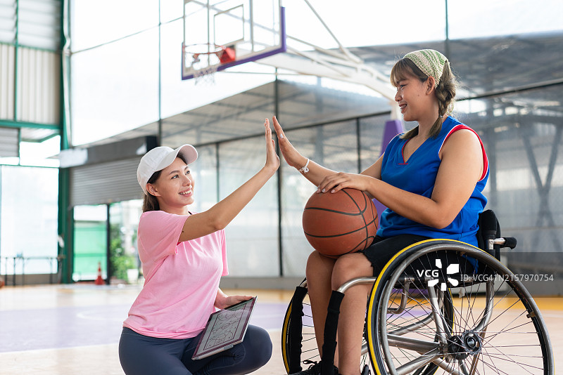 教练与轮椅篮球队员击掌图片素材
