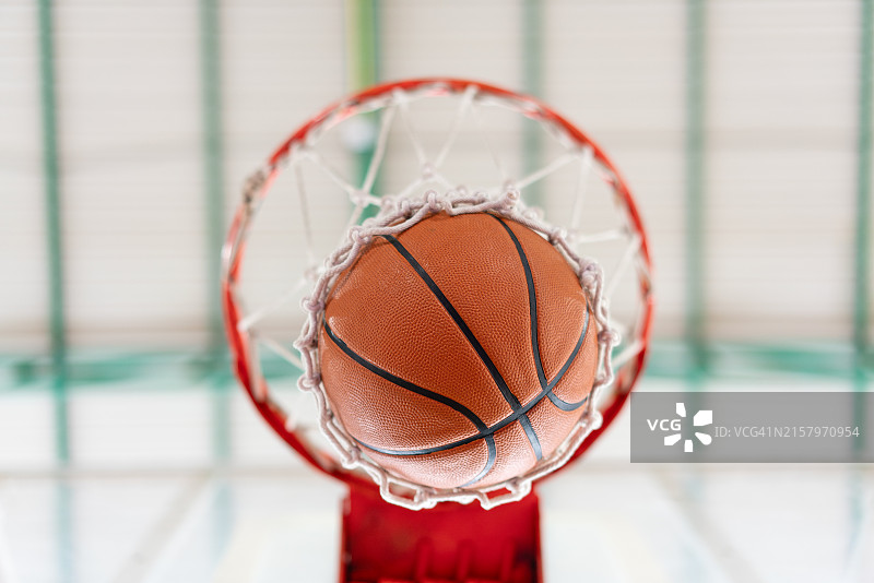 篮球穿过篮筐图片素材