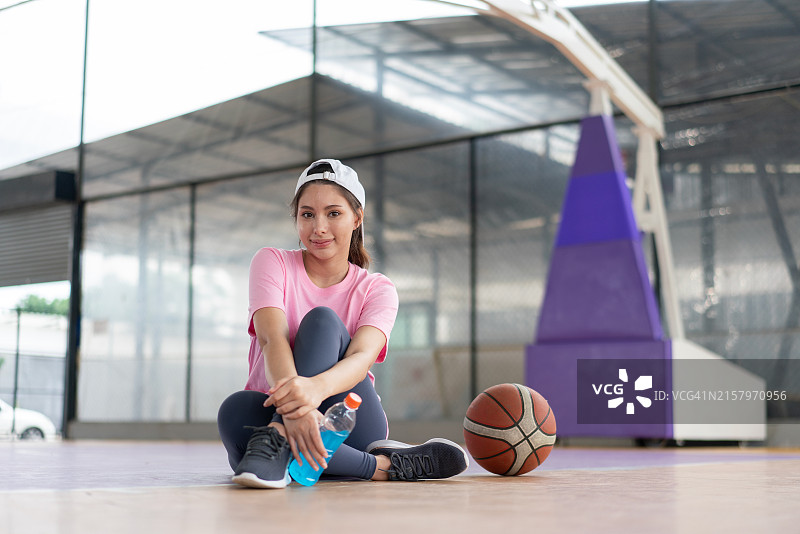 休息中的女篮球运动员图片素材