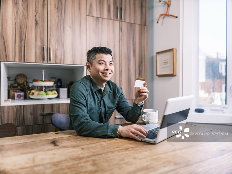 在家查看健康保险卡的亚洲青年图片素材