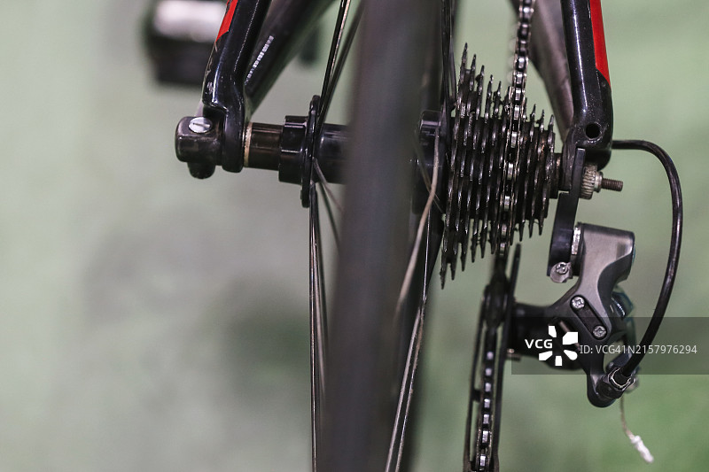 自行车运动背景。自行车后轮与金属链条图片素材