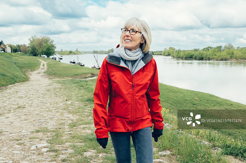在法国肖蒙卢瓦尔河边行走的女人图片素材
