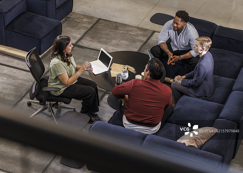 产品演示：员工在办公室讨论新业务与投资项目图片素材