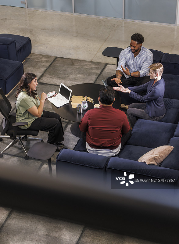 多元化团队在办公室休息室举行商务会议和产品营销策略会议图片素材