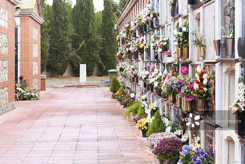 西班牙纳瓦拉图德拉：纪念公墓墙上的墓碑图片素材