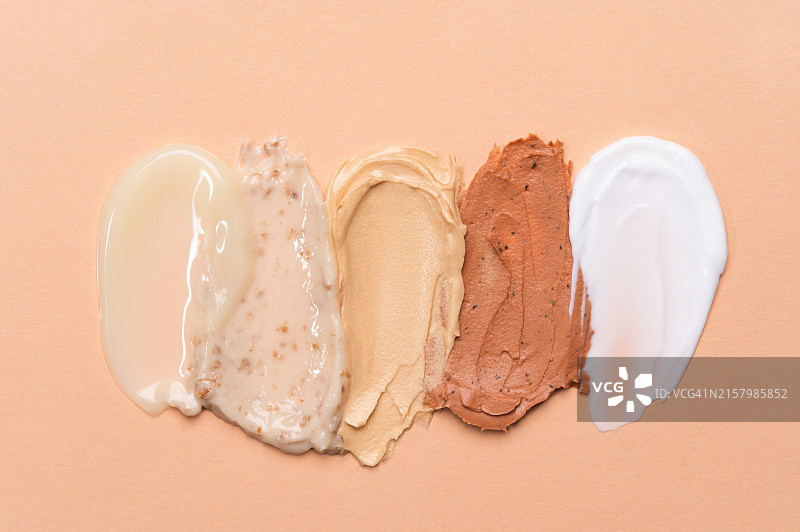 排列在米色背景上的三种冰淇淋样品焦糖冰淇淋、奶油布丁和白巧克力扁平风格图片素材