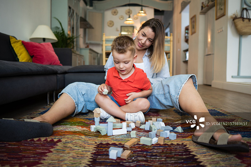 快乐的一家人在家玩积木图片素材