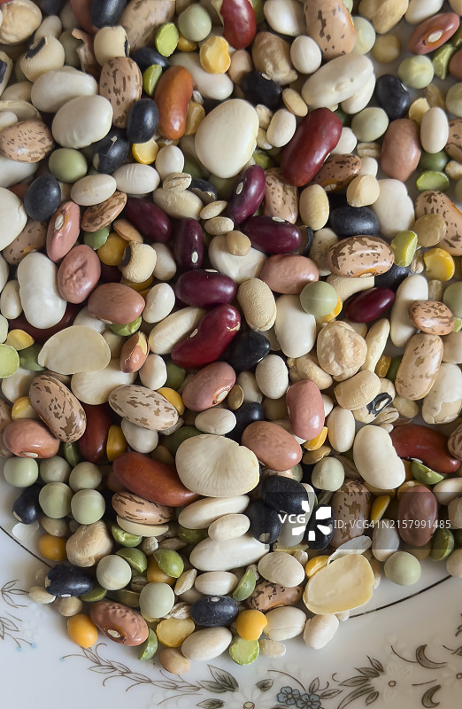 混合扁豆、小扁豆和大麦的什锦豆汤图片素材